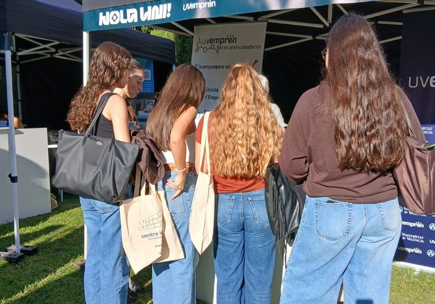 Estudiants en el stand de UVemprén